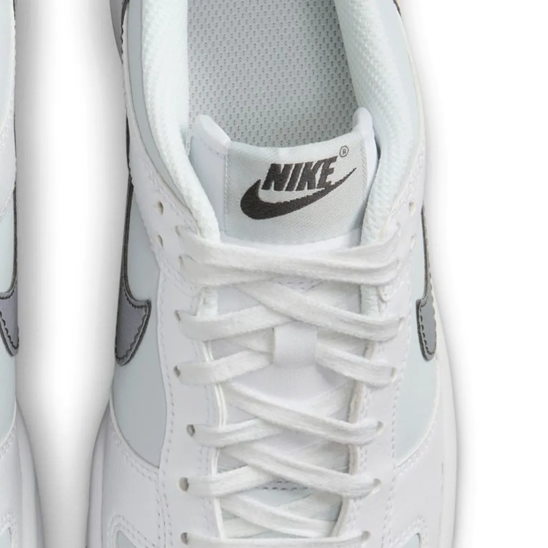 Nike Big Kids Dunk Low Gs (white / smoke grey-pure platinum)