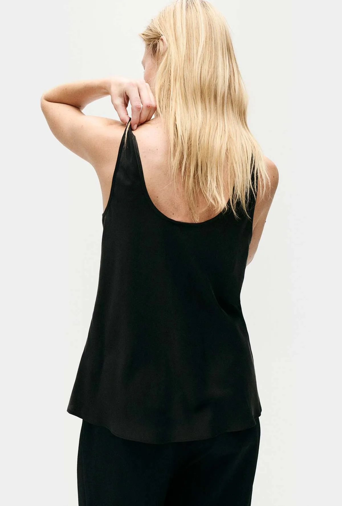 SCOOP NECK TANK - BLACK